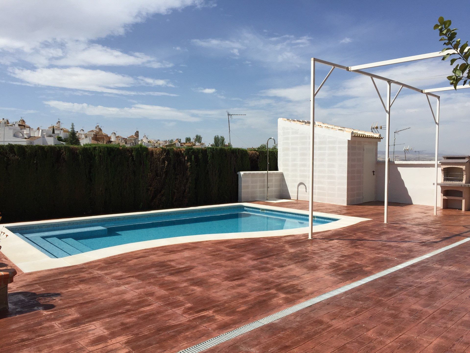 Urbanización exterior de parcela y ejecución de piscina en Huetor Vega (Granada)