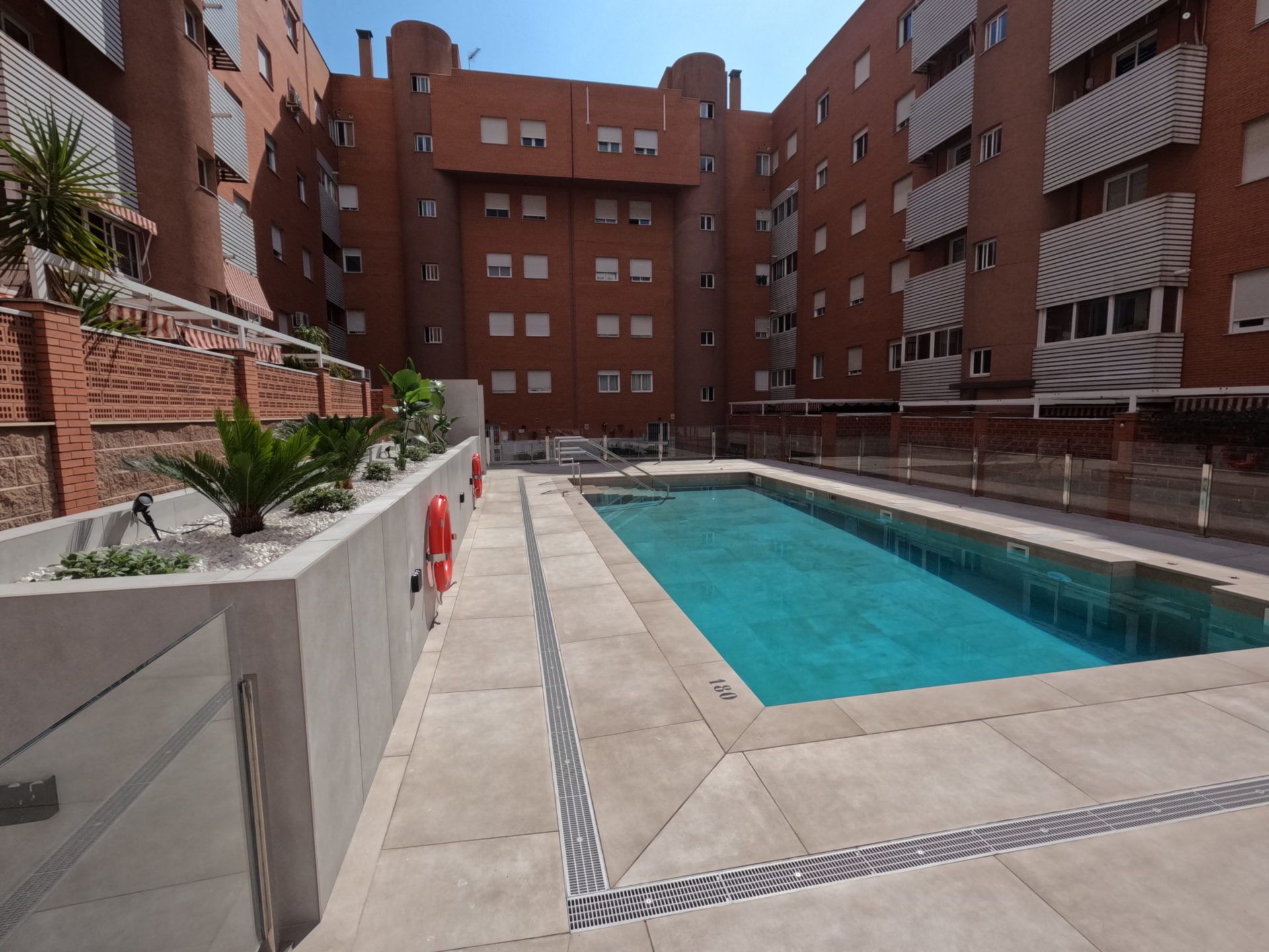 Piscina puerta Granada