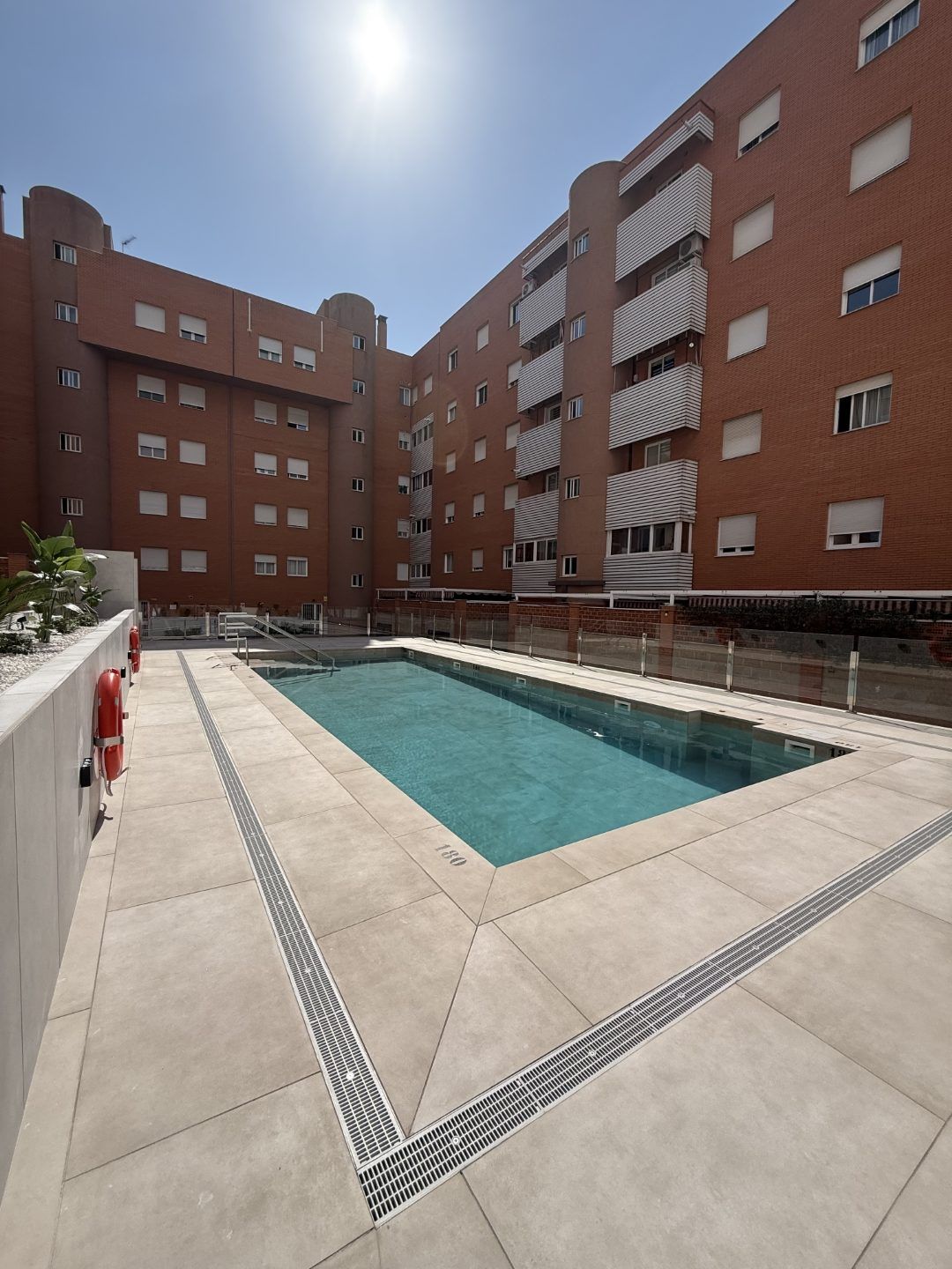 Piscina puerta Granada