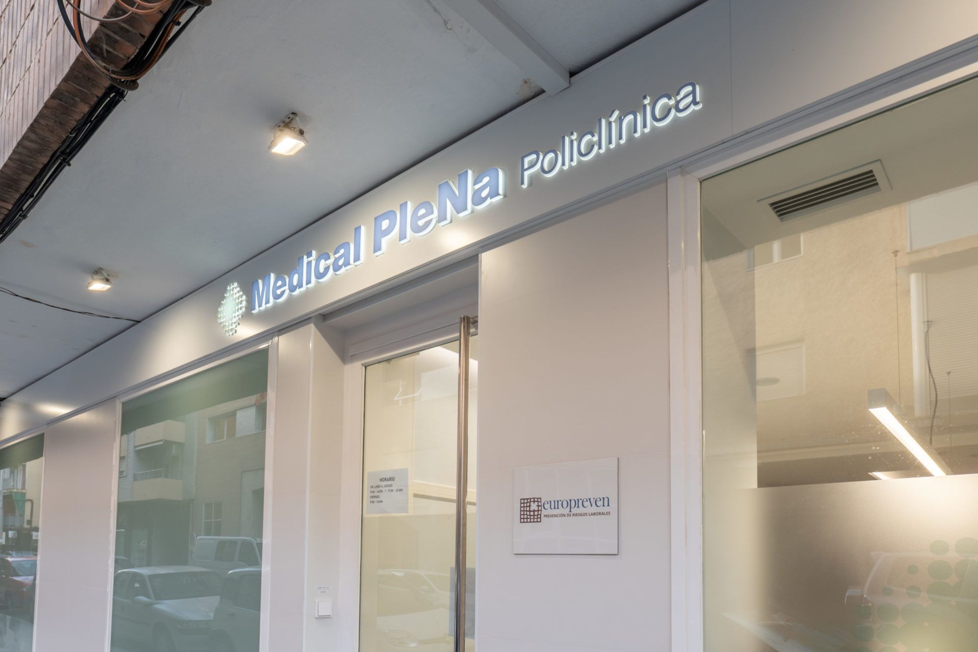 Reforma local comercial destinado a Policlínica médica en calle Mirlo